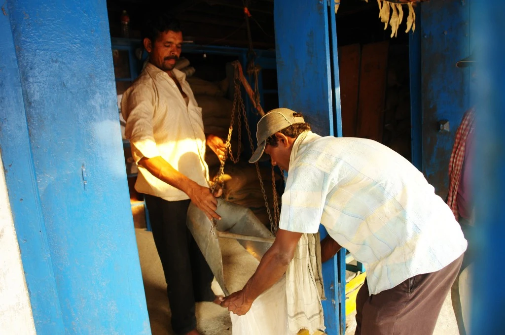 राशन तोलते दो व्यक्ति_ ई-केवायसी