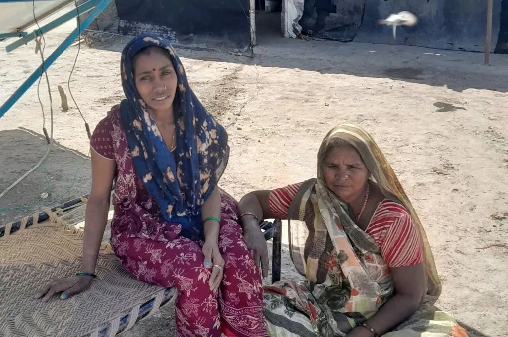 नमक के खेतों में काम करने वाली दो महिलाओं की विश्राम के दौरान ली गई तस्वीर_सॉल्ट पैन