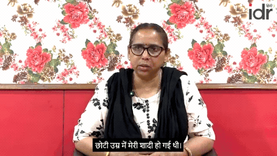 रिकॉर्डिंग स्टूडियो में माइक पर कागज से पढ़कर बोलती एक प्रौढ़ महिला_सामुदायिक रेडियो