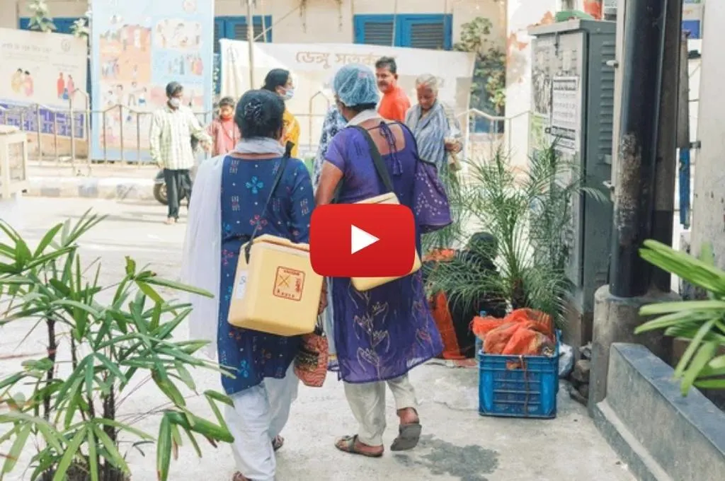 आहाते में खड़े कुछ महिला पुरुष और बच्चे_जलवायु परिवर्तन