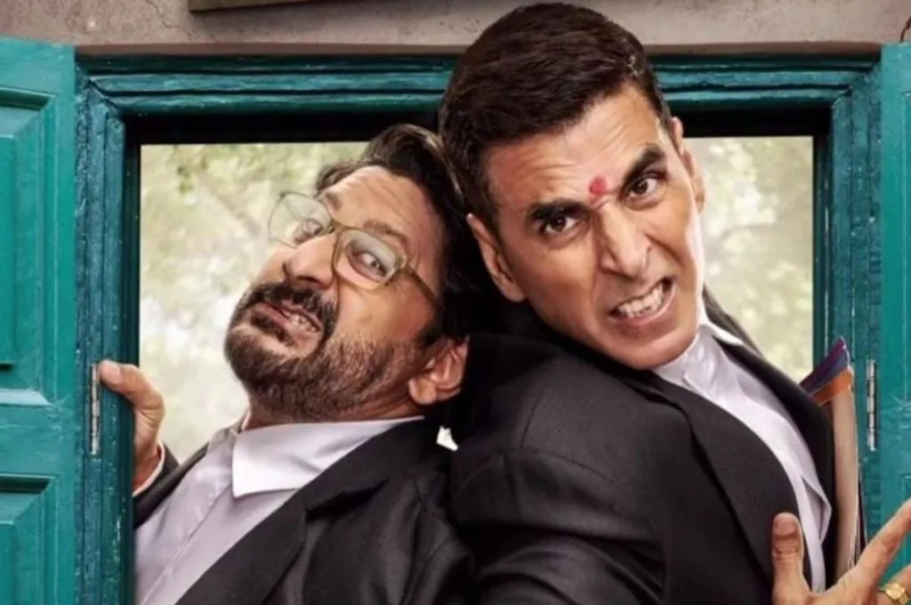 दो पुरुष, जो संभवतः वकील हैं, एक दरवाज़े को एक-दूसरे के विपरीत धकेलते हुए तनाव में दिख रहे हैं_दिवाली सेल