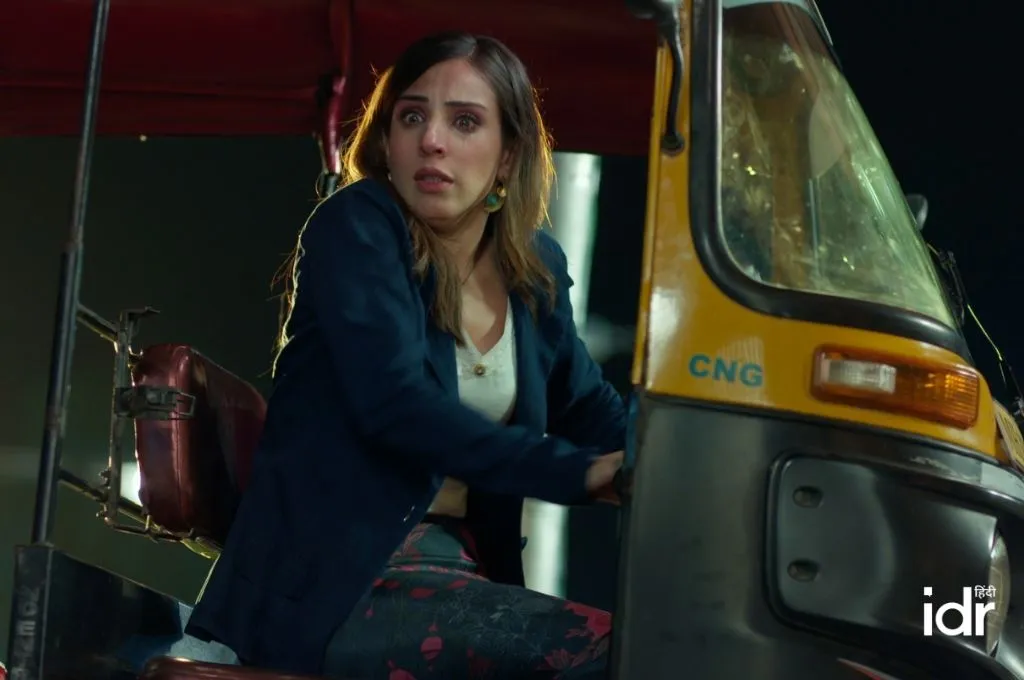 ऑटो चलाती डरी हुई एक महिला_फील्ड ट्रिप बजट