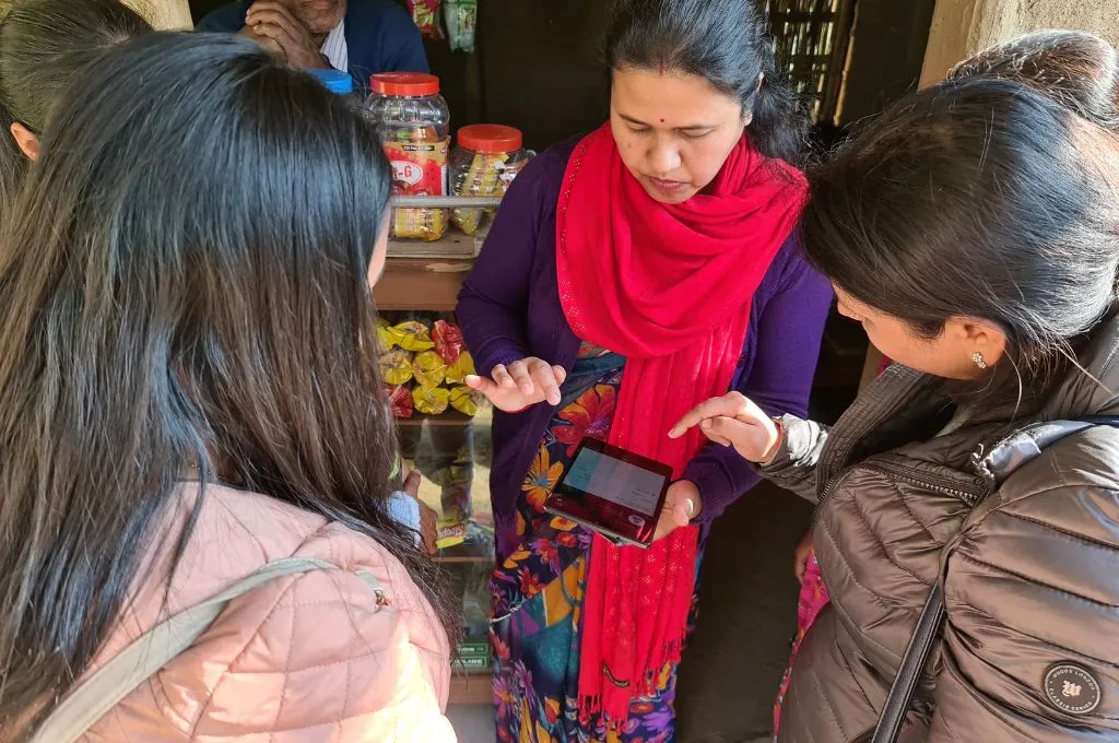 फोन चलाती तीन महिलाएं_डिजिटल टूल​