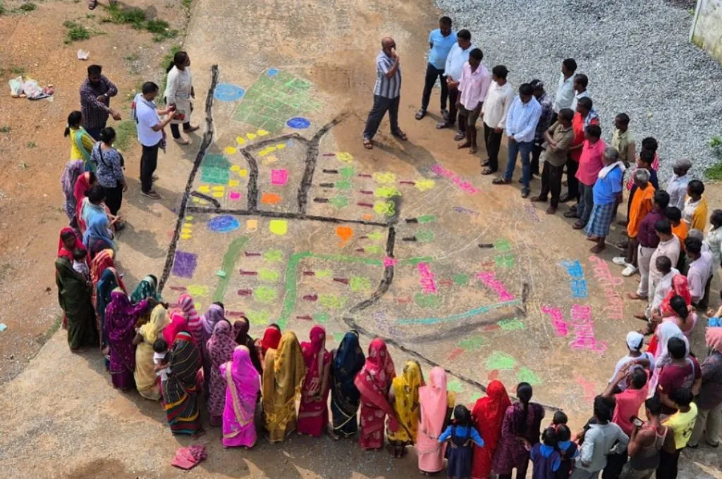 जमीन पर नजरी नक्शा बनाकर देखते हुए ग्रामीण समुदाय के लोग_वन अधिकार