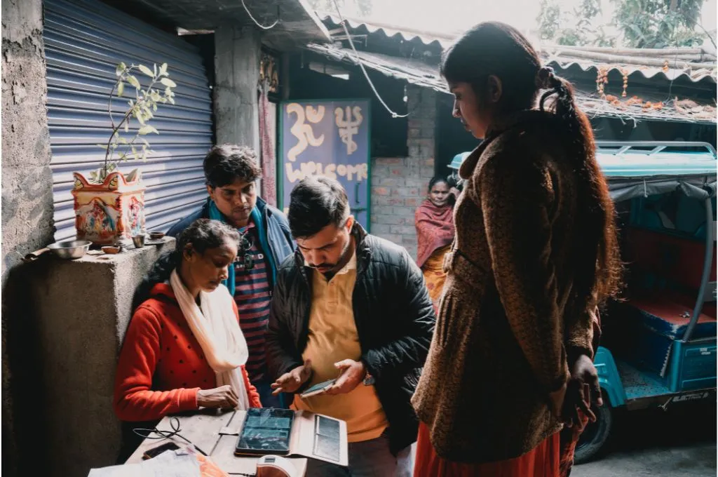 फोन चलता युवाओं का एक समूह_डिजिटल टूल​