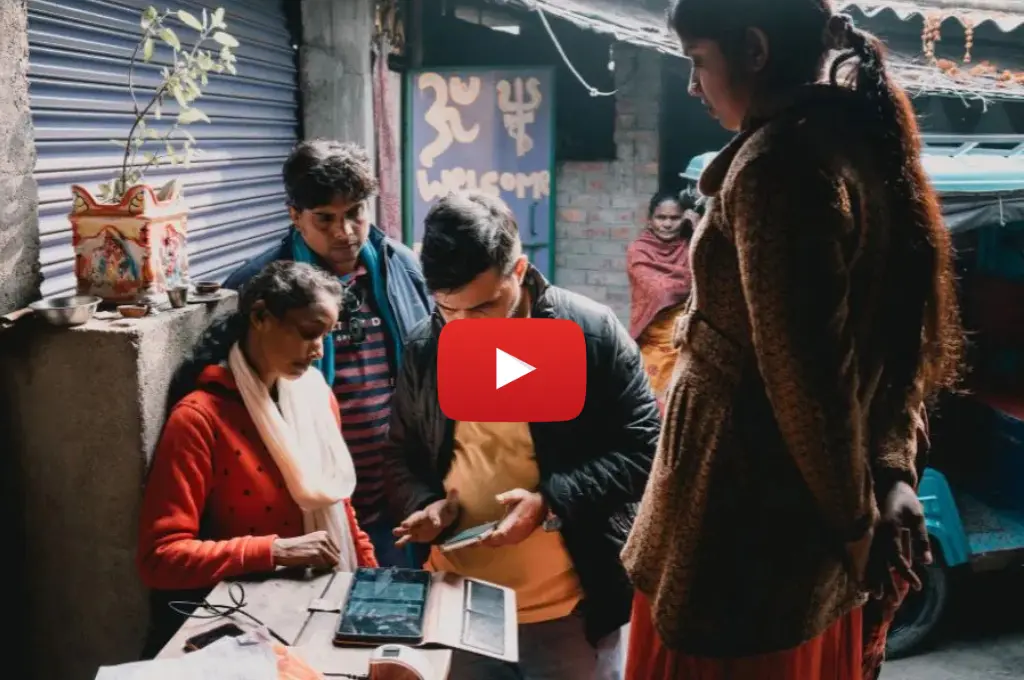 फोन चलता युवाओं का एक समूह_डिजिटल टूल​