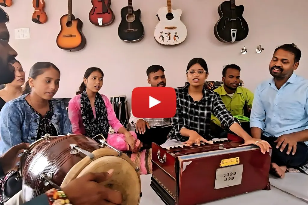 एक कमरे में कुछ लोग बैठकर हारमोनियम और अन्य वाद्य यंत्र बजा रहे हैं_म्यूजिक लाइब्रेरी