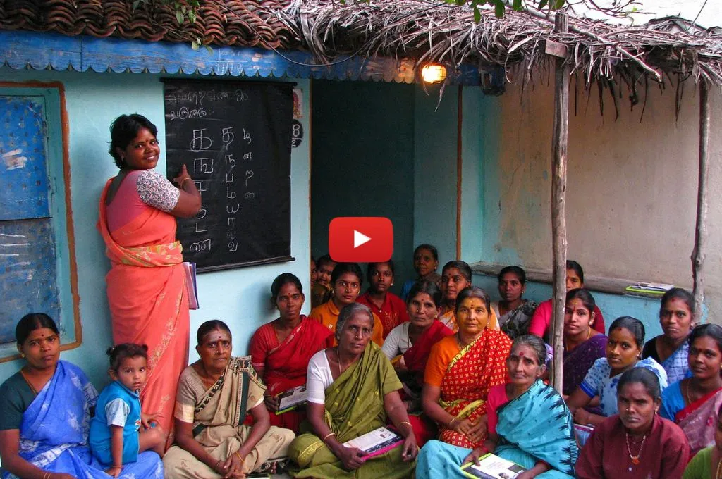 महिलाओं के एक समूह को ब्लैकबोर्ड पर पढ़ाती एक शिक्षिका_नारीवादी शिक्षा