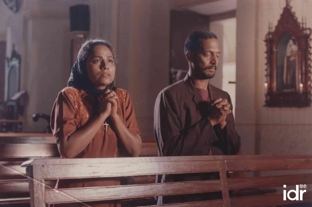 एक महिला एवं पुरुष हाथ जोड़े हुए_क्रिसमस 