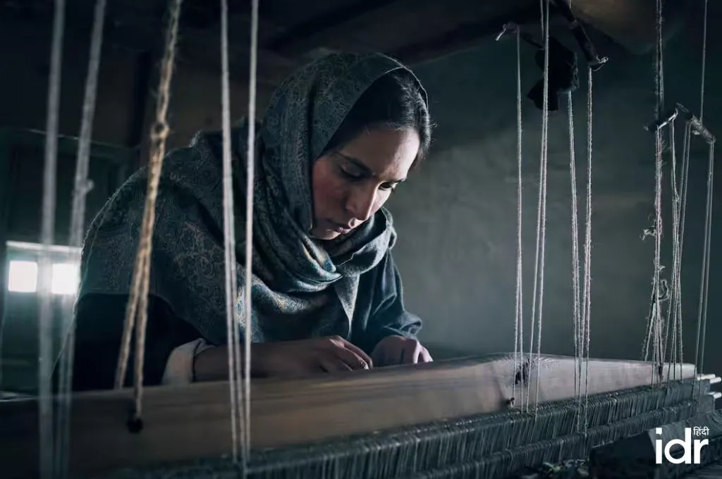 एक महिला काम करते हुए_क्रिसमस 