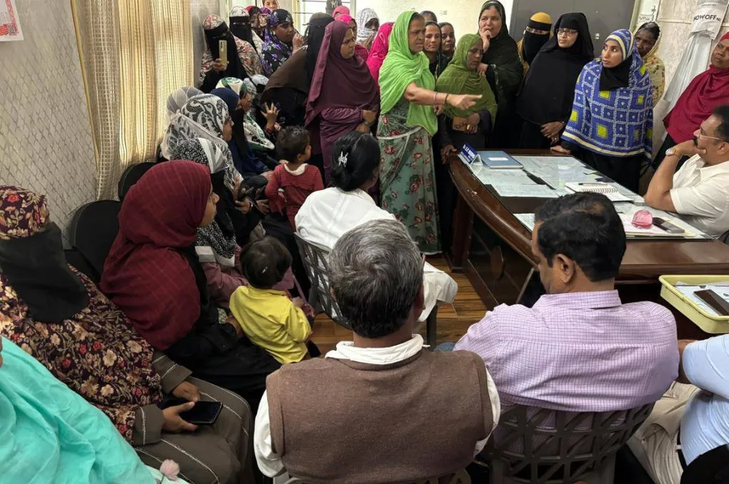 मजदूर यूनियन की महिलाएं अधिकारियों से बात करते हुए _ यूनियन