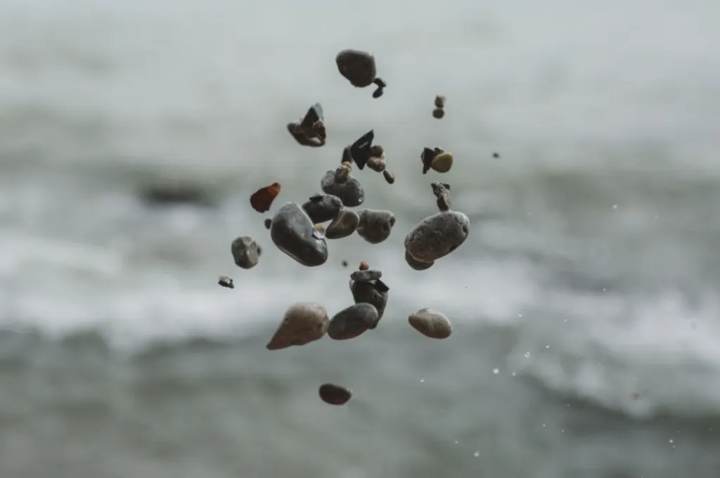 हवा में ठहरे हुए छोटे-छोटे कंकड़ और पत्थर_डेटाविज़्म