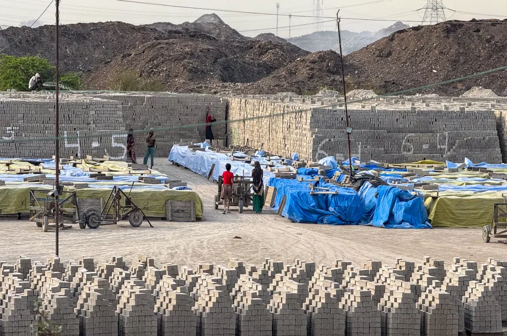 ईंटो के भट्टे के पास कचरे का ढेर_फ्लाई ऐश ईंट कारखानें