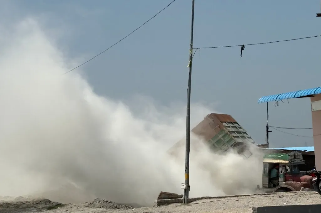 ट्रक से ईंटों की धूल उड़ रही है_फ्लाई ऐश ईंट कारखानें