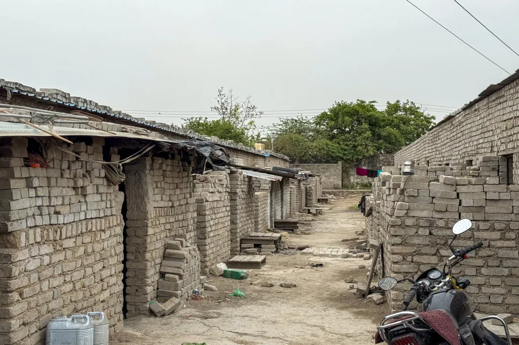 ईंट के कारखानों में काम करने वाले श्रमिकों के रहने की जगह_फ्लाई ऐश ईंट कारखानें