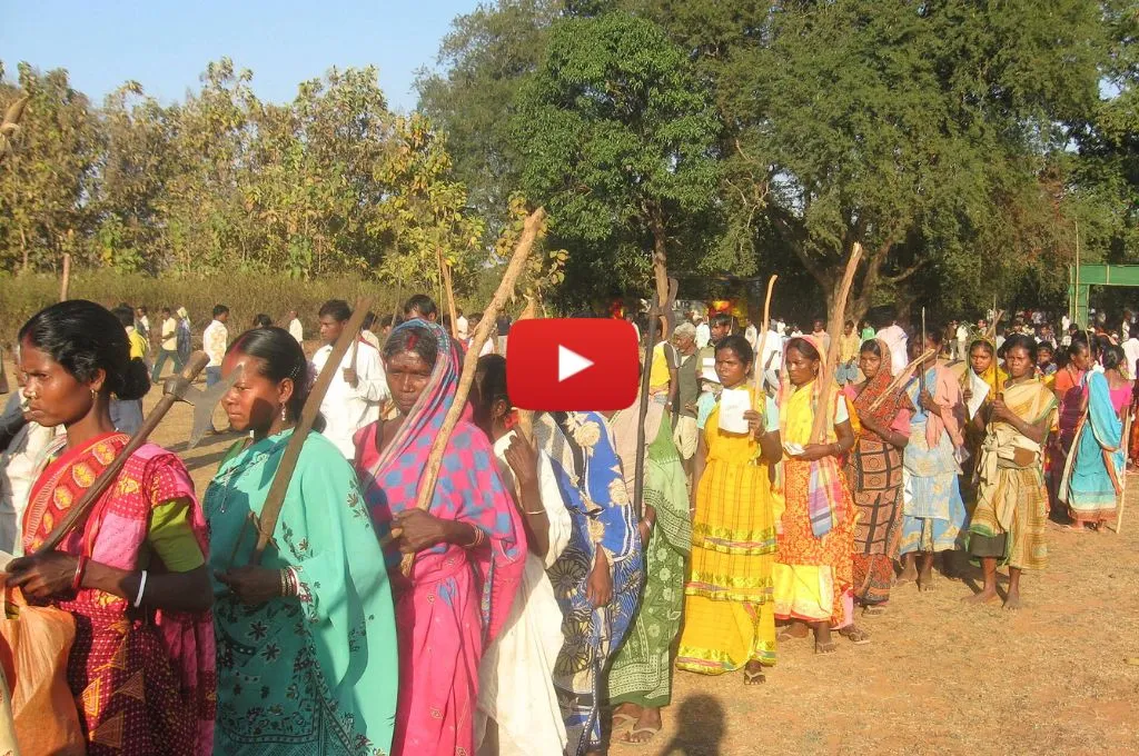 प्रदर्शन के लिए निकली आदिवासी महिलाएं_पेसा कानून