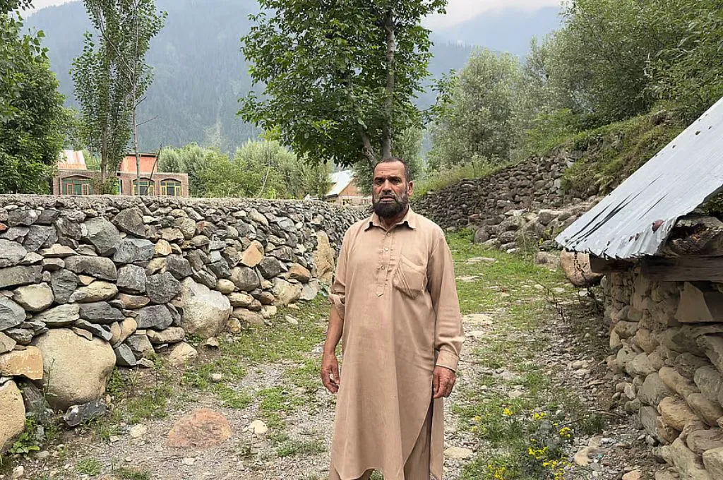 गांव के रास्ते पर खड़ा कश्मीरी किसान_चावल की खेती