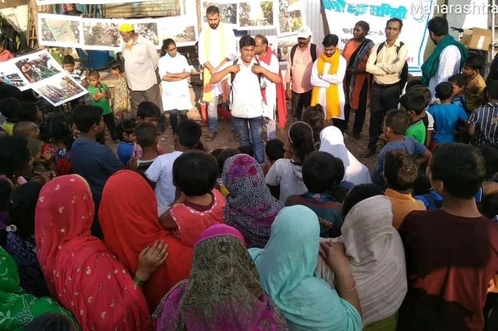 सभा को संबोधित करता एक युवा_पानी का अधिकार