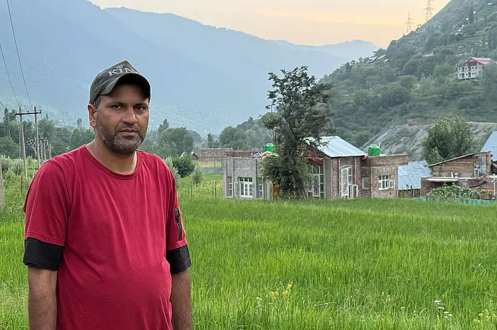 धान के खेत में खड़ा कश्मीरी किसान_चावल की खेती