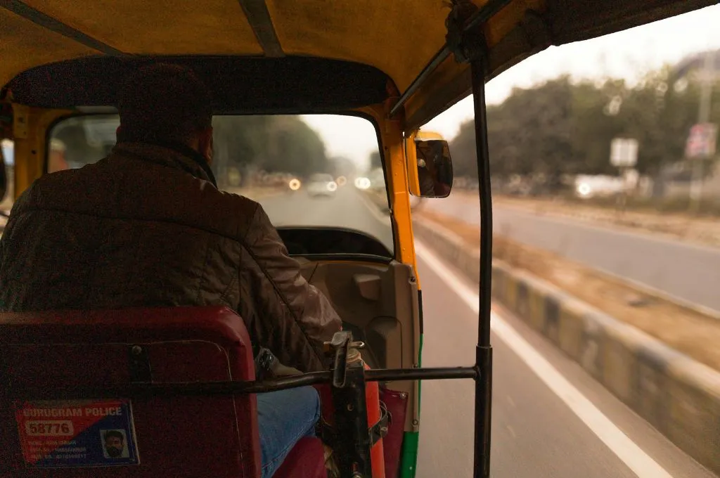 ऑटो चलाता एक व्यक्ति_सार्वजनिक परिवहन