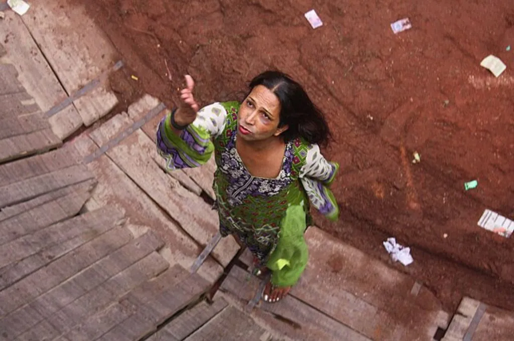 एक महिला ऊपर की ओर इशारा करते हुए_ट्रांस संशोधन विधेयक