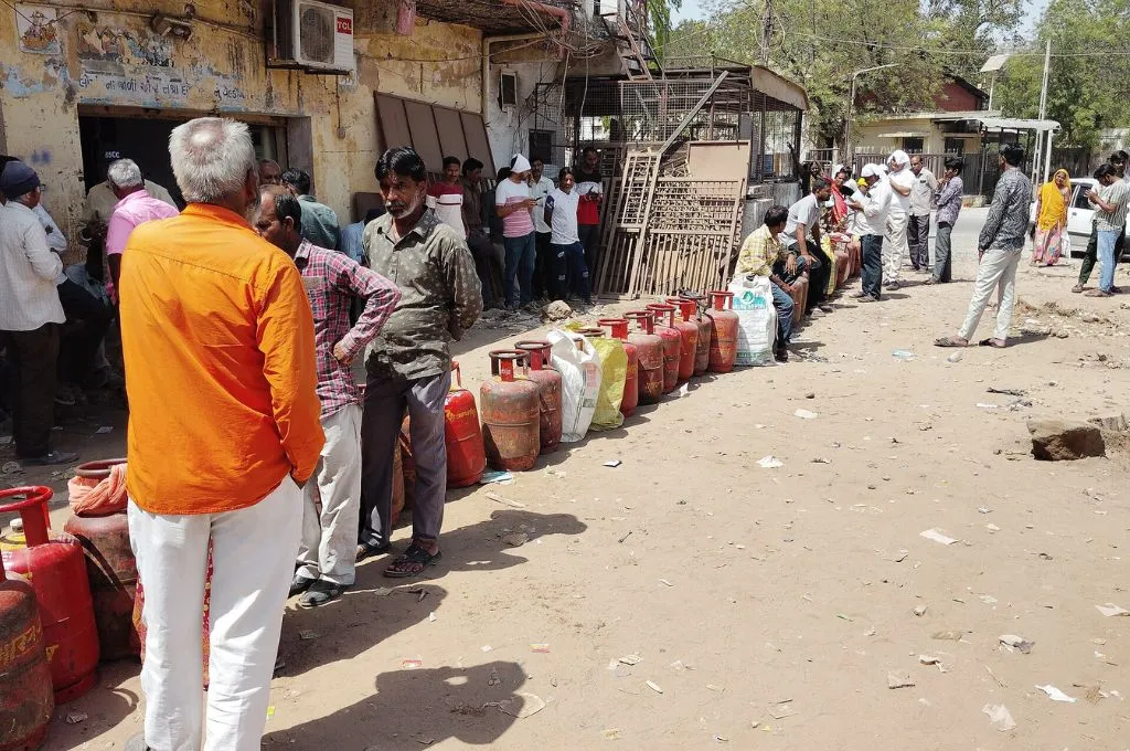 लोग एलपीजी सिलेंडर के लिए कतार में इंतजार करते हुए_एलपीजी