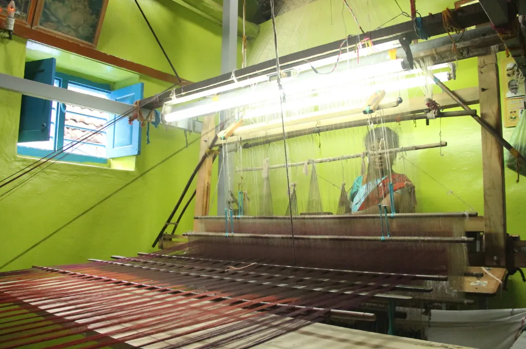 करघे पर कपड़ा बनाती कारीगर महिला_बुनकर