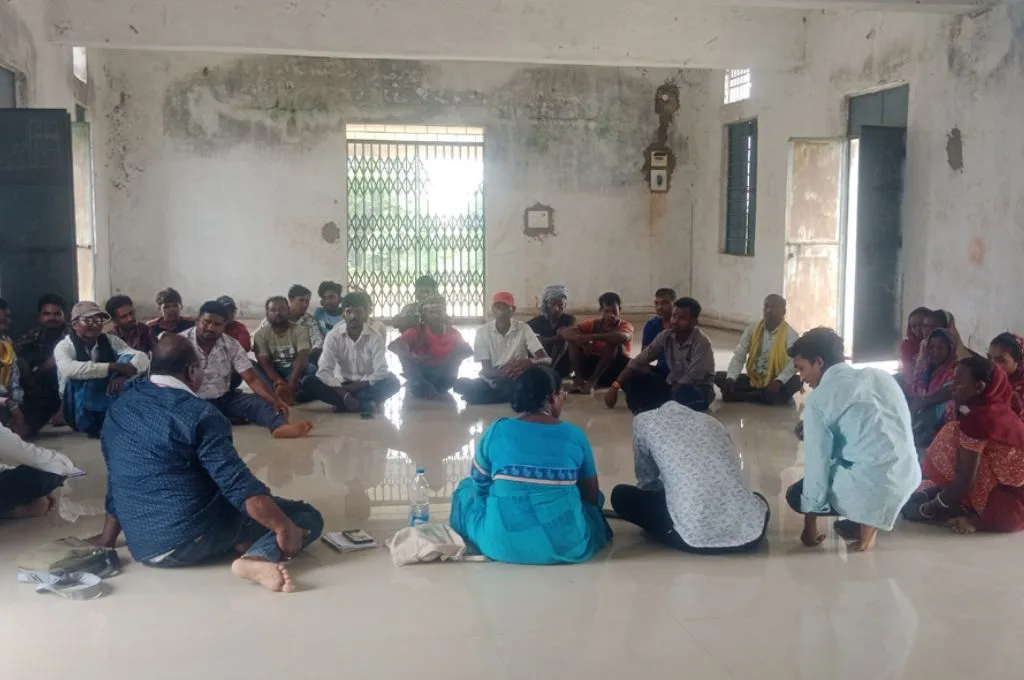 एक हॉल में घेरा बनाकर बैठे कुछ लोग_सामुदायिक वन अधिकार