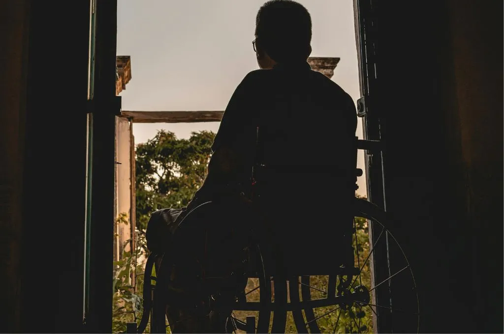 व्हील चेयर पर बैठा एक व्यक्ति_स्वास्थ्य बीमा