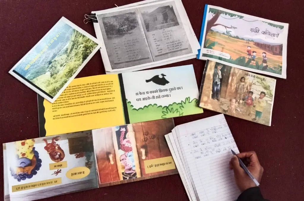 राजी भाषा की कुछ किताबों की एक तस्वीर_राजी समुदाय