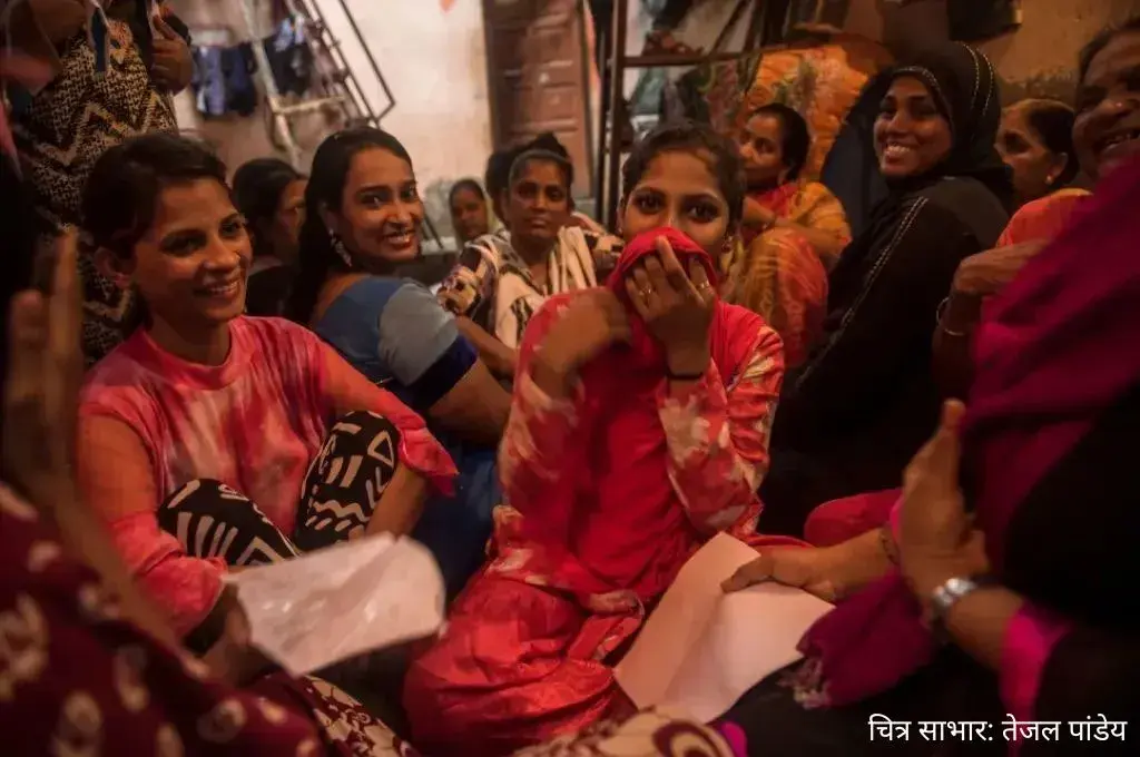 कुछ महिलाएं एक साथ_लैंगिक हिंसा