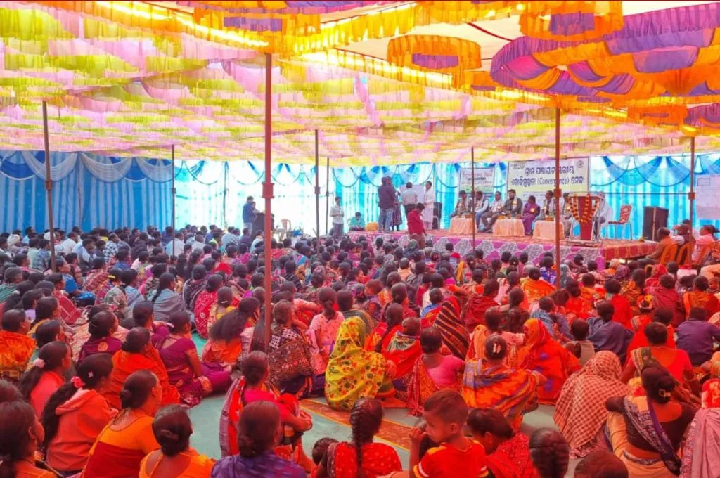 सभा में बैठी महिलाओं का समूह_समानता 