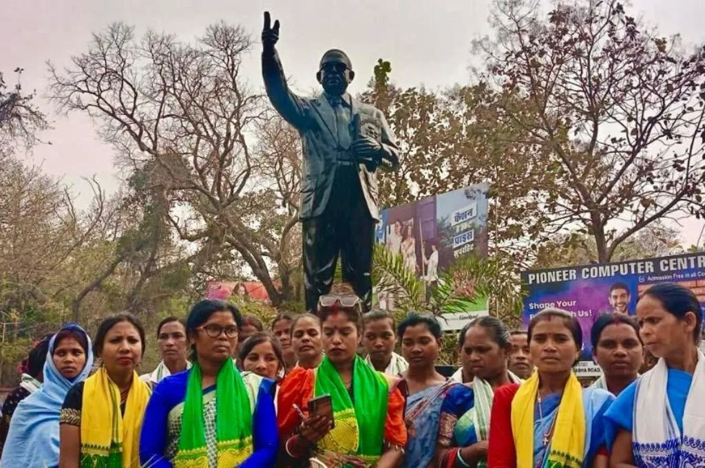 बाबा अंबेडकर की मूर्ति के सामने जमा जल सहिया कार्यकर्ताओं का समूह_जल सहिया