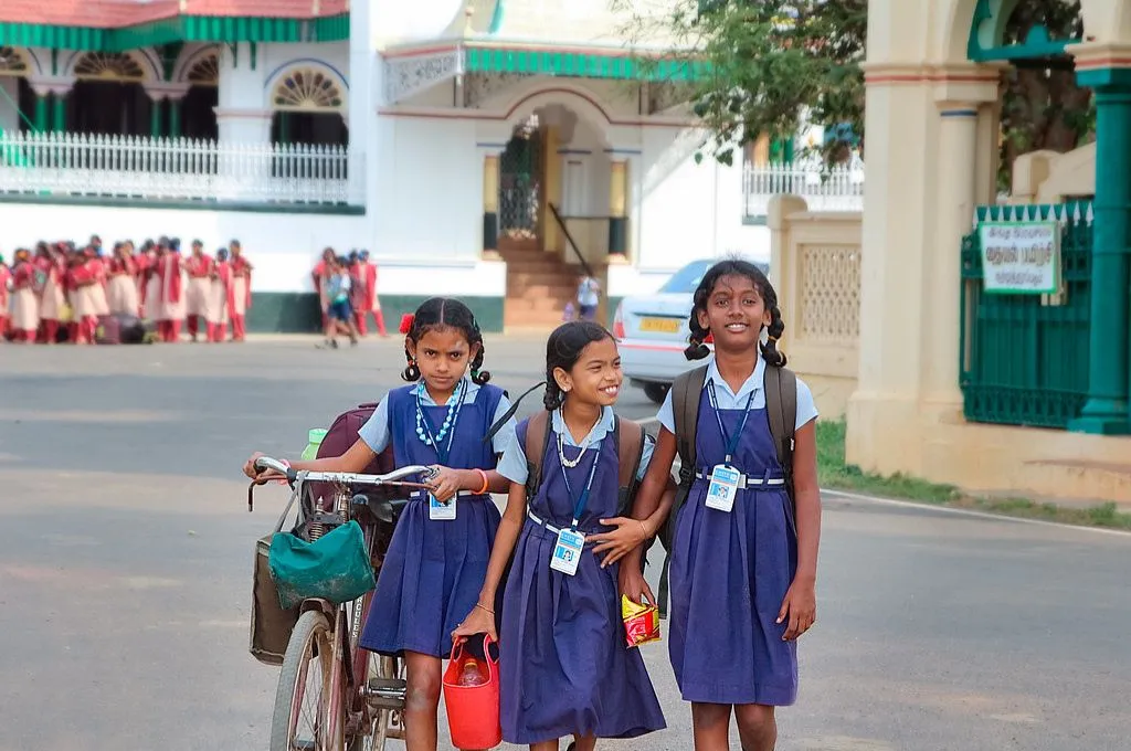 स्कूल से लौटती छात्राएं_शिक्षा
