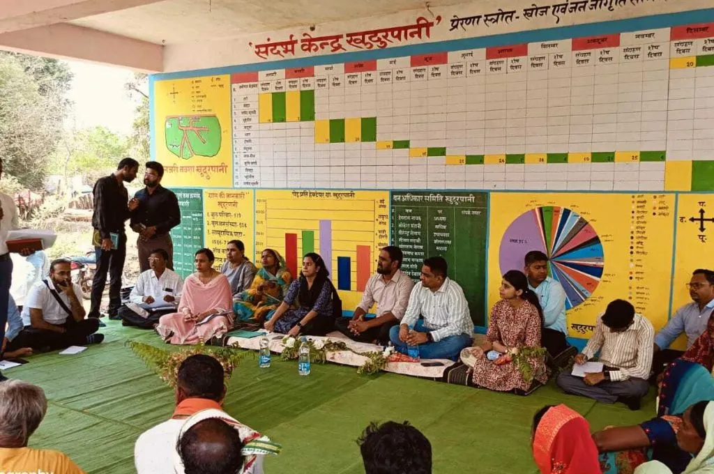 कार्यशाला में बैठे प्रतिभागी_बाज़ार