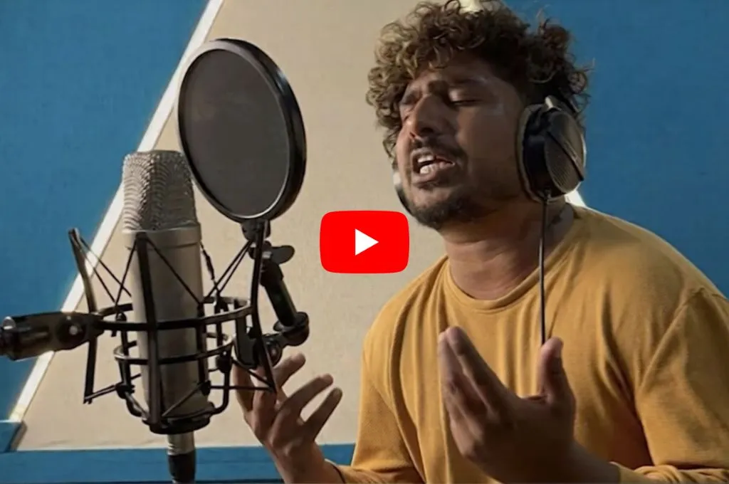 स्टुडियो में माइक पर गाता एक युवक_अंबेडकरवादी आंदोलन