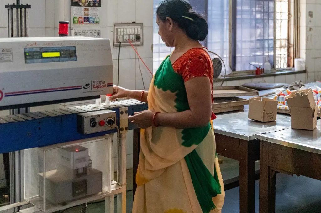 मेडिकल सैंपल की जांच करती एक महिला_एनसीडी