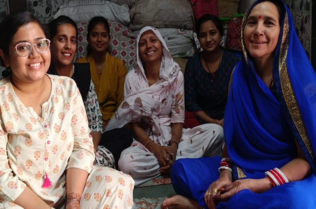 मुस्कुराती हुई महिलाओं का समूह_ केयरगिविंग