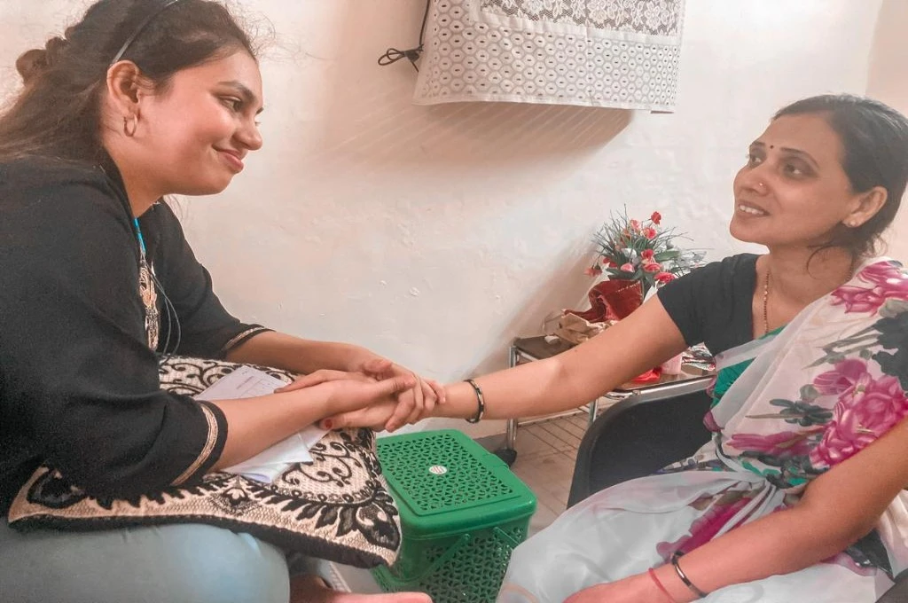 महिला का हाथ थामें हुए महिला काउंसलर _केयरगिविंग