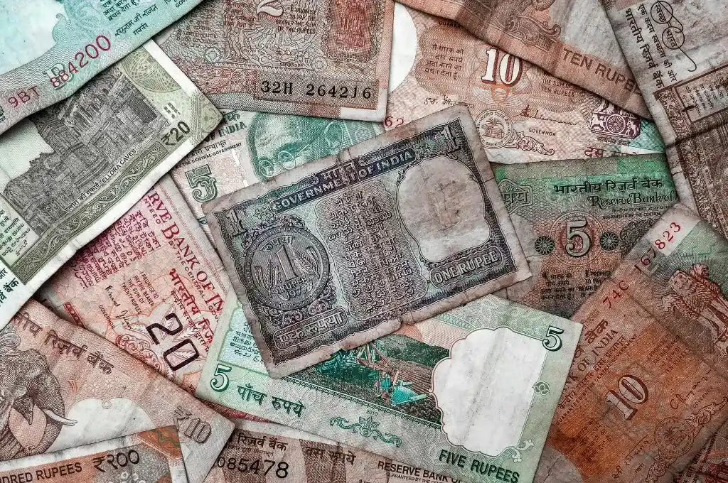 कागज़ के एक, दो, पांच, दस, बीस के पुराने नोट_समानता