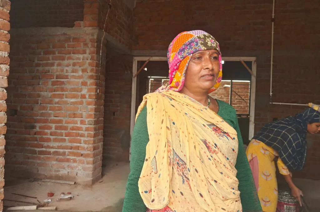 निर्माण कार्य करने वाली एक महिला मज़दूर_महिला ठेकेदार