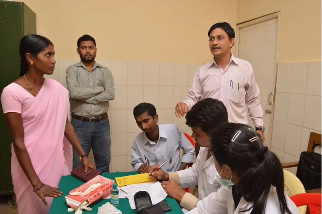 एक कमरे में महिला और पुरुष स्वास्थ्यकर्मी_एनसीडी