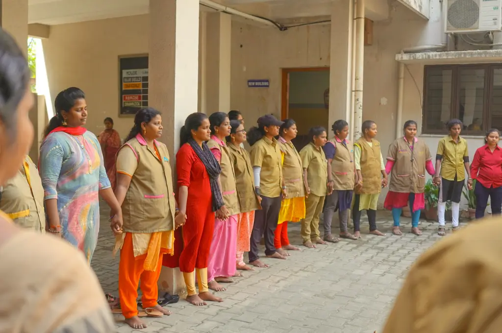 ऑटो चालक की वेशभूषा में महिलाएं एक दूसरे का हाथ पकड़े_महिला चालक