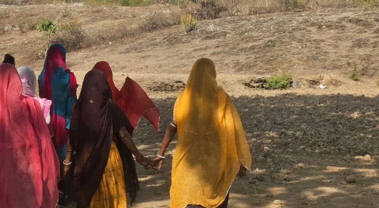 महिलायें एक दूसरे का हाथ पकड़कर चलती हुई_वीबी-जी राम जी