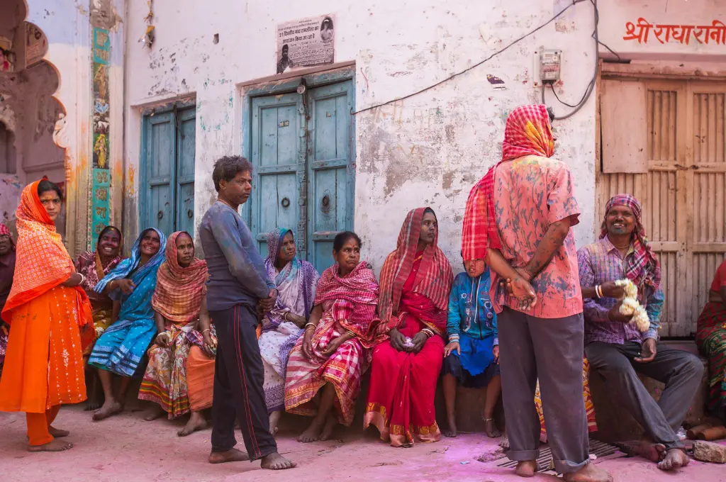 एक सामूहिक स्थल पर कुछ लोग साथ बैठे हुए हैं_देखभाल