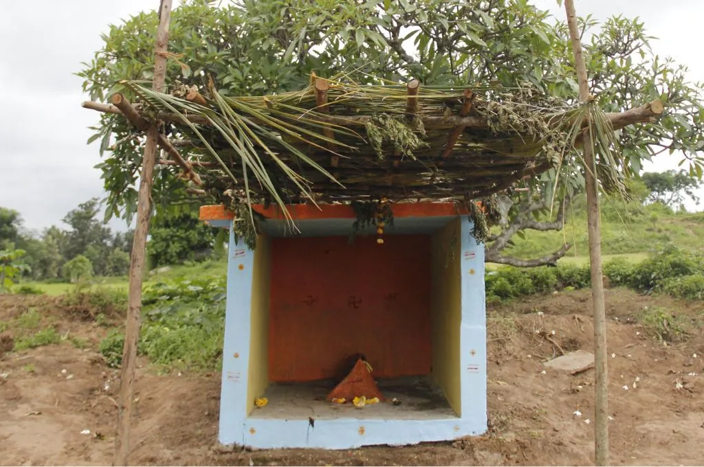 एक स्थानीय मंदिर, जिसकी छत पर लकड़ियों का ढेर रखा हुआ है_मौखिक इतिहास