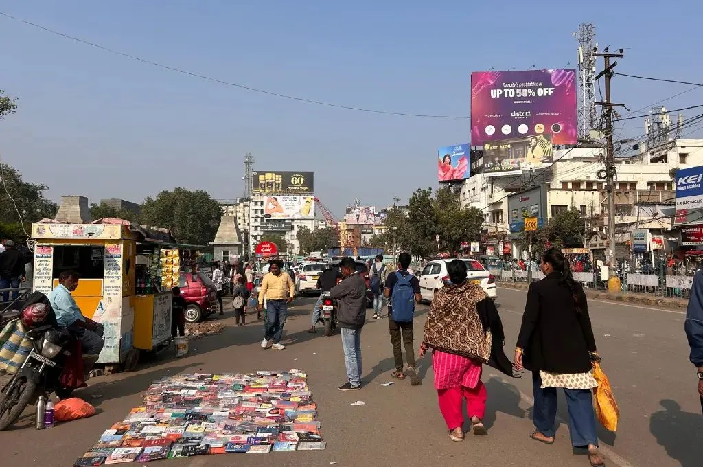 रास्ते से गुजरते लोग_यातायात की समस्या