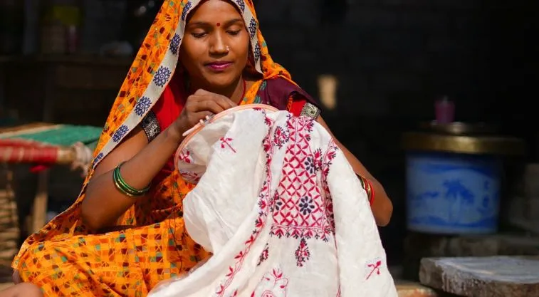 महिला कारीगर कढ़ाई करते हुए_चिकनकारी