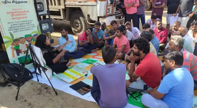 एक साथ बैठकर लोग चर्चा करते हुए_ट्रक