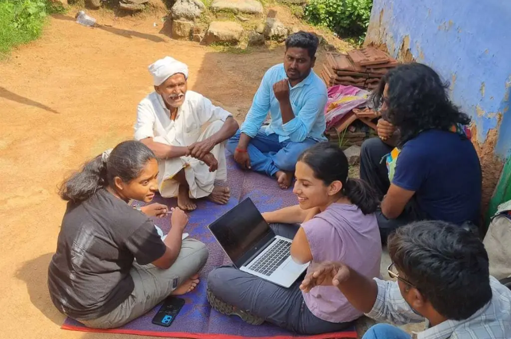 समूह में चर्चा करते कुछ लोग_संरक्षण
